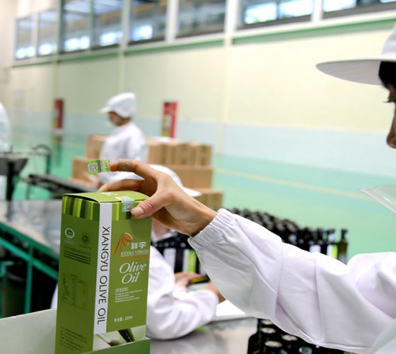 公司國(guó)通“訂單農(nóng)業(yè)”模式，獨(dú)創(chuàng)8小時(shí)限時(shí)鮮榨，從手工采摘、按質(zhì)收購(gòu)、便捷運(yùn)輸、純物理冷榨、充氮低恒溫儲(chǔ)存、灌裝等全程管理，并通過(guò)嚴(yán)格的品質(zhì)控..